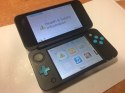 KONSOLA NEW NINTENDO 2DS XL NIEBIESKO-CZARNA + ŁADOWARKA + RYSIK