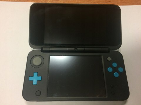 KONSOLA NEW NINTENDO 2DS XL NIEBIESKO-CZARNA + ŁADOWARKA + RYSIK