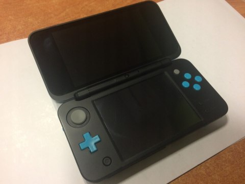 KONSOLA NEW NINTENDO 2DS XL NIEBIESKO-CZARNA + ŁADOWARKA + RYSIK