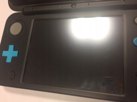 KONSOLA NEW NINTENDO 2DS XL NIEBIESKO-CZARNA + ŁADOWARKA + RYSIK