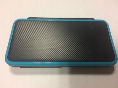KONSOLA NEW NINTENDO 2DS XL NIEBIESKO-CZARNA + ŁADOWARKA + RYSIK