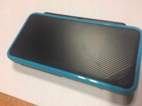 KONSOLA NEW NINTENDO 2DS XL NIEBIESKO-CZARNA + ŁADOWARKA + RYSIK