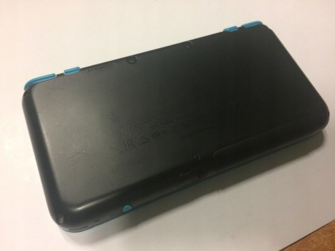 KONSOLA NEW NINTENDO 2DS XL NIEBIESKO-CZARNA + ŁADOWARKA + RYSIK