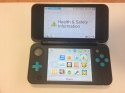 KONSOLA NEW NINTENDO 2DS XL NIEBIESKO-CZARNA + ŁADOWARKA + RYSIK