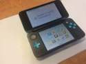 KONSOLA NEW NINTENDO 2DS XL NIEBIESKO-CZARNA + ŁADOWARKA + RYSIK