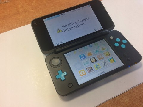 KONSOLA NEW NINTENDO 2DS XL NIEBIESKO-CZARNA + ŁADOWARKA + RYSIK