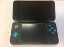 KONSOLA NEW NINTENDO 2DS XL NIEBIESKO-CZARNA + ŁADOWARKA + RYSIK