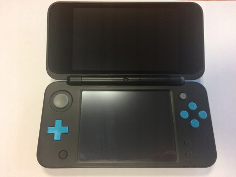 KONSOLA NEW NINTENDO 2DS XL NIEBIESKO-CZARNA + ŁADOWARKA + RYSIK