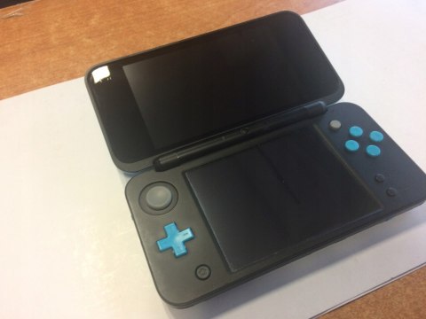 KONSOLA NEW NINTENDO 2DS XL NIEBIESKO-CZARNA + ŁADOWARKA + RYSIK