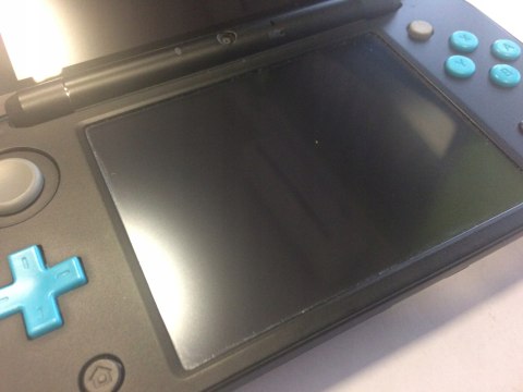 KONSOLA NEW NINTENDO 2DS XL NIEBIESKO-CZARNA + ŁADOWARKA + RYSIK