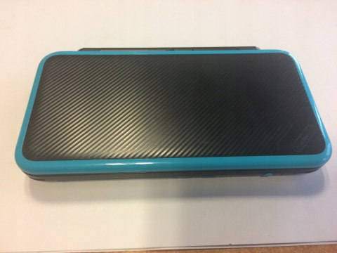 KONSOLA NEW NINTENDO 2DS XL NIEBIESKO-CZARNA + ŁADOWARKA + RYSIK