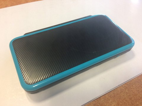 KONSOLA NEW NINTENDO 2DS XL NIEBIESKO-CZARNA + ŁADOWARKA + RYSIK