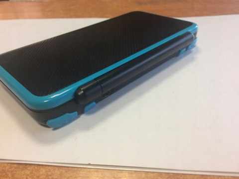 KONSOLA NEW NINTENDO 2DS XL NIEBIESKO-CZARNA + ŁADOWARKA + RYSIK