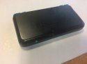 KONSOLA NEW NINTENDO 2DS XL NIEBIESKO-CZARNA + ŁADOWARKA + RYSIK