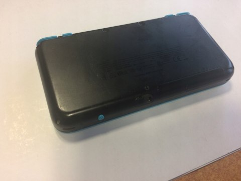 KONSOLA NEW NINTENDO 2DS XL NIEBIESKO-CZARNA + ŁADOWARKA + RYSIK