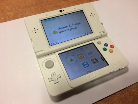 KONSOLA NEW NINTENDO 3DS BIAŁA + ŁADOWARKA + RYSIK