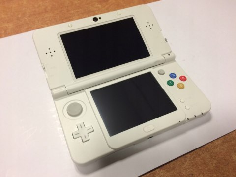 KONSOLA NEW NINTENDO 3DS BIAŁA + ŁADOWARKA + RYSIK