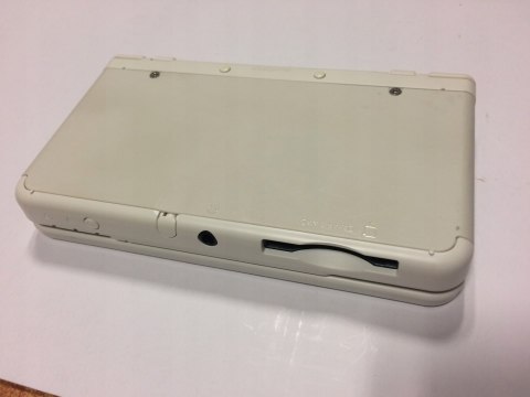 KONSOLA NEW NINTENDO 3DS BIAŁA + ŁADOWARKA + RYSIK