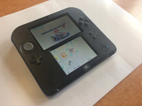 KONSOLA NINTENDO 2DS + RYSIK + USB + GRA MARIO KART 7