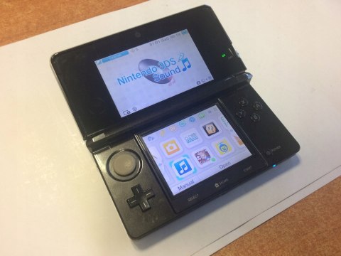 KONSOLA NINTENDO 3DS CZARNA + ŁADOWARKA + RYSIK + KARTA PAMIĘCI
