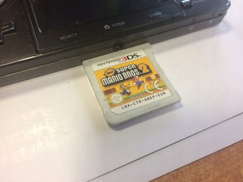 KONSOLA NINTENDO 3DS CZARNA + ŁADOWARKA + RYSIK + NEW SUPER MARIO BROS 2