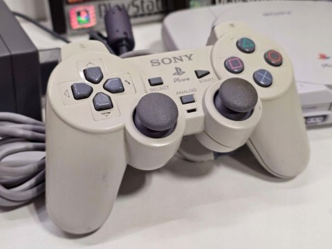 KONSOLA SONY PSX PLAYSTATION ONE + 2x DUALSHOCK + 2x KARTA PAMIĘCI + 3 GRY