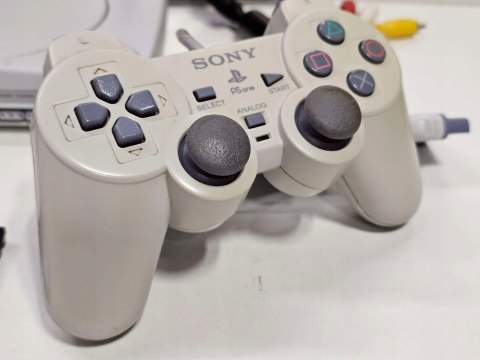 KONSOLA SONY PSX PLAYSTATION ONE + 2x DUALSHOCK + 2x KARTA PAMIĘCI + 3 GRY