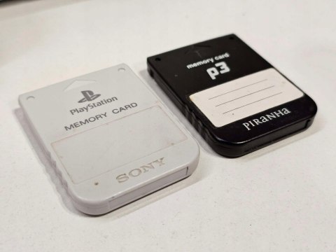 KONSOLA SONY PSX PLAYSTATION ONE + 2x DUALSHOCK + 2x KARTA PAMIĘCI + 3 GRY