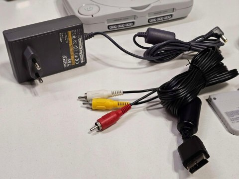 KONSOLA SONY PSX PLAYSTATION ONE + 2x DUALSHOCK + 2x KARTA PAMIĘCI + 3 GRY