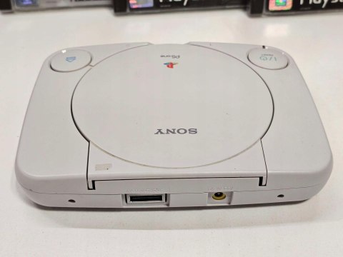 KONSOLA SONY PSX PLAYSTATION ONE + 2x DUALSHOCK + 2x KARTA PAMIĘCI + 3 GRY
