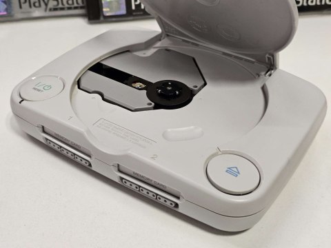 KONSOLA SONY PSX PLAYSTATION ONE + 2x DUALSHOCK + 2x KARTA PAMIĘCI + 3 GRY