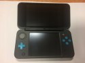 KONSOLA NEW NINTENDO 2DS XL NIEBIESKO-CZARNA + RYSIK