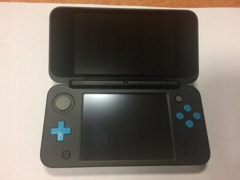 KONSOLA NEW NINTENDO 2DS XL NIEBIESKO-CZARNA + RYSIK