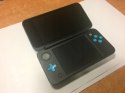 KONSOLA NEW NINTENDO 2DS XL NIEBIESKO-CZARNA + RYSIK