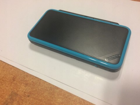 KONSOLA NEW NINTENDO 2DS XL NIEBIESKO-CZARNA + RYSIK