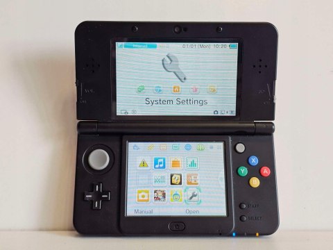 KONSOLA NEW NINTENDO 3DS EDYCJA XENOBLADE CHRONICLES + GRA + RYSIK + ETUI