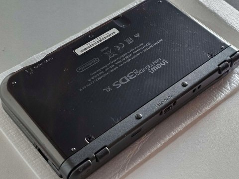 KONSOLA NEW NINTENDO 3DS XL CZARNA 2X IPS + ŁADOWARKA + RYSIK + PUDEŁKO