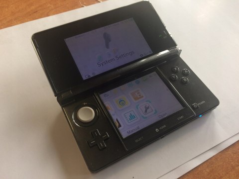 KONSOLA NINTENDO 3DS CZARNA + ŁADOWARKA + RYSIK