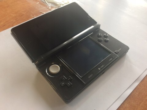 KONSOLA NINTENDO 3DS CZARNA + ŁADOWARKA + RYSIK