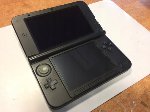 KONSOLA NINTENDO 3DS XL SREBRNO-CZARNA + RYSIK + MARIO KART 7