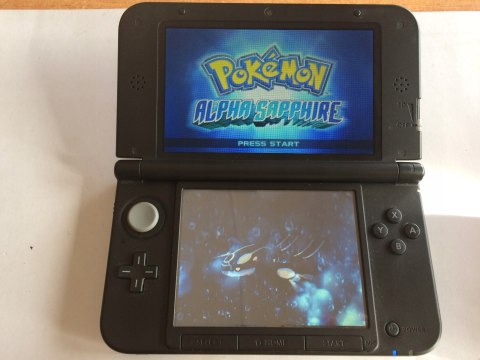 KONSOLA NINTENDO 3DS XL SREBRNO-CZARNA + RYSIK + POKEMON ALPHA SAPPHIRE