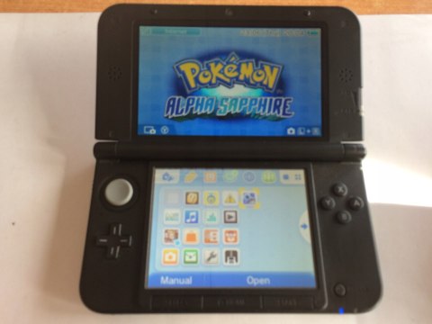 KONSOLA NINTENDO 3DS XL SREBRNO-CZARNA + RYSIK + POKEMON ALPHA SAPPHIRE