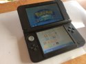 KONSOLA NINTENDO 3DS XL SREBRNO-CZARNA + RYSIK + POKEMON ALPHA SAPPHIRE