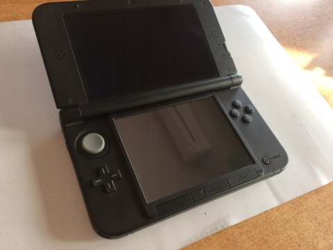 KONSOLA NINTENDO 3DS XL SREBRNO-CZARNA + RYSIK + POKEMON ALPHA SAPPHIRE