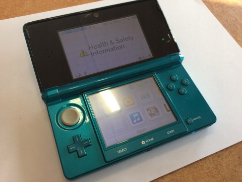 KONSOLA NINTENDO 3DS NIEBIESKA + ŁADOWARKA + RYSIK + KARTA PAMIĘCI