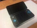 ZADBANA KONSOLA NEW NINTENDO 2DS XL NIEBIESKO-CZARNA + ETUI MARIO + RYSIK
