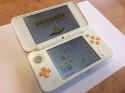 KONSOLA NEW NINTENDO 2DS XL BIAŁO-POMARAŃCZKOWA + USB + RYSIK + ETUI