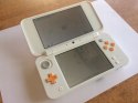 KONSOLA NEW NINTENDO 2DS XL BIAŁO-POMARAŃCZKOWA + USB + RYSIK