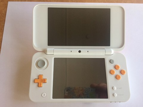 KONSOLA NEW NINTENDO 2DS XL BIAŁO-POMARAŃCZKOWA + USB + RYSIK