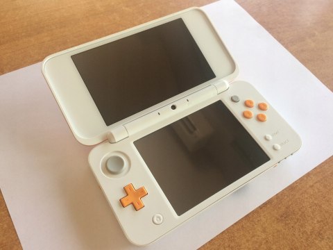 KONSOLA NEW NINTENDO 2DS XL BIAŁO-POMARAŃCZKOWA + USB + RYSIK
